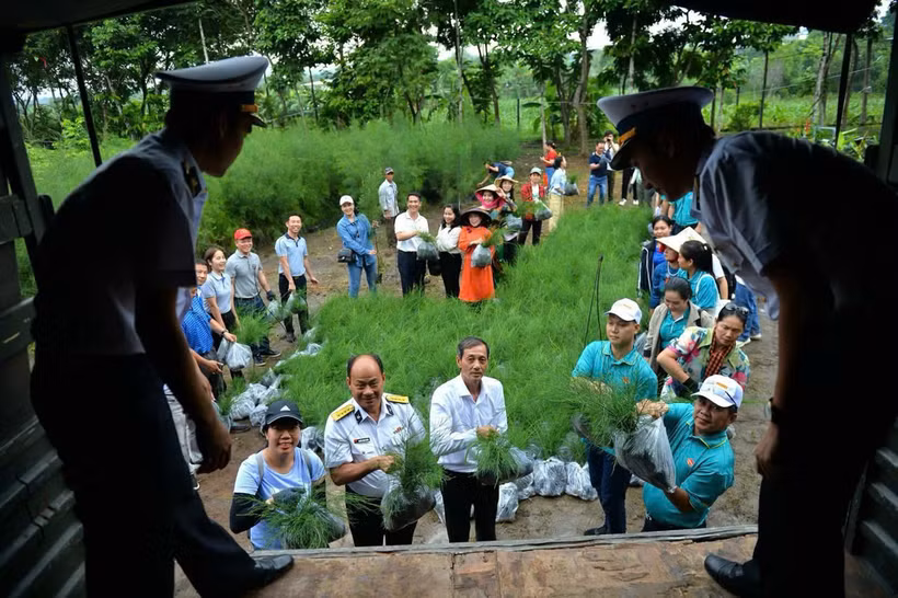 Vùng 4 Hải quân tiếp nhận cây giống thực hiện Chương trình “Xanh hóa Trường Sa” do Hội Bảo vệ thiên nhiên môi trường Thành phố Hồ Chí Minh tặng.