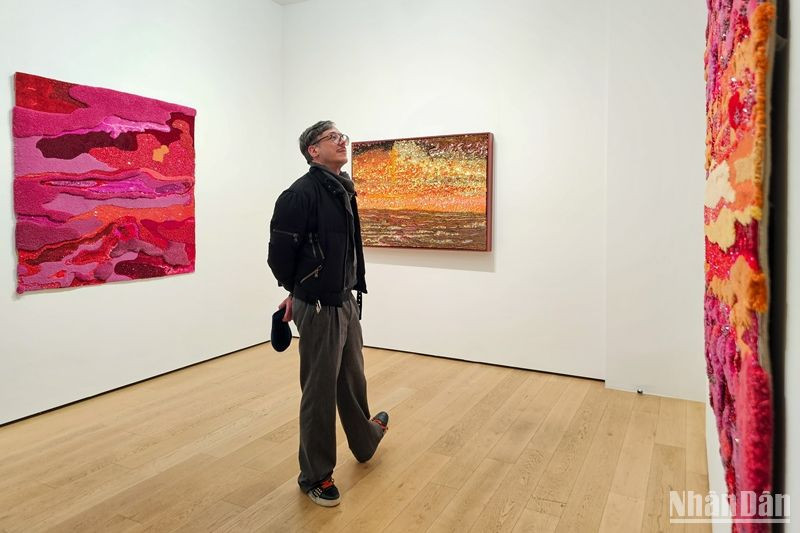 Sự kết hợp giữa ánh sáng và chất liệu làm nên những tác phẩm ấn tượng của nghệ sĩ Tia-Thủy Nguyễn. (Ảnh: MINH DUY)