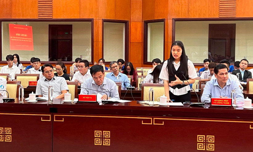 Sinh viên Trường đại học Luật Thành phố Hồ Chí Minh phát biểu ý kiến tại chương trình gặp gỡ.