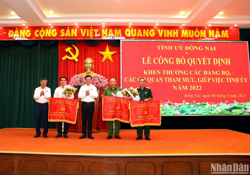 Bí thư Tỉnh ủy Nguyễn Hồng Lĩnh và Phó Bí thư Thường trực Tỉnh ủy Hồ Thanh Sơn trao danh hiệu đạt tiêu chuẩn hoàn thành xuất sắc nhiệm vụ tiêu biểu năm 2022 cho 3 Đảng bộ.