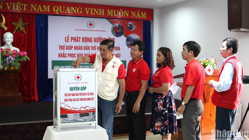 Hội viên Hội Chữ thập đỏ các cấp quyên góp, ủng hộ.