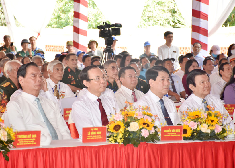 Các đồng chí lãnh đạo, nguyên lãnh đạo Đảng và Nhà nước, Thành phố Hồ Chí Minh, tỉnh Kiên Giang và đại diện các cựu tù Phú Quốc tham dự lễ kỷ niệm 50 năm “Chiến thắng trở về”. 