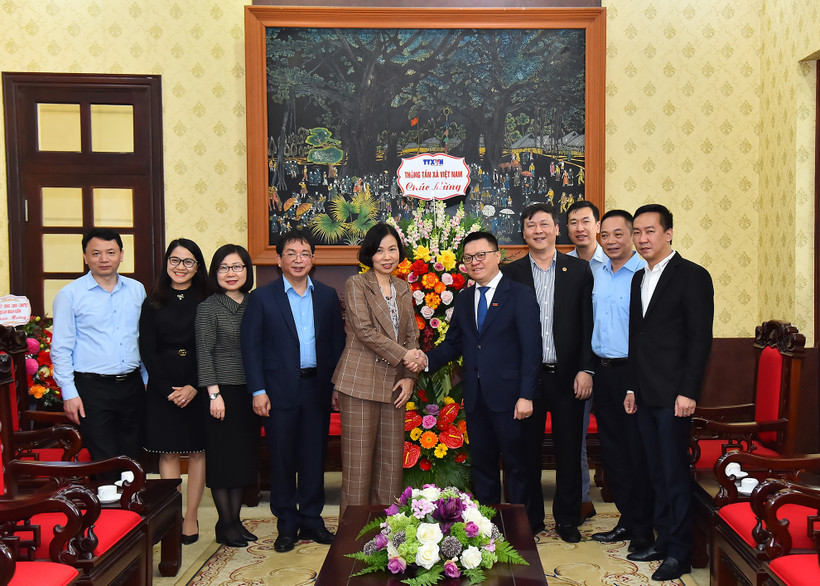 Đoàn đại biểu Thông tấn xã Việt Nam do đồng chí Vũ Việt Trang, Tổng Giám đốc Thông tấn xã Việt Nam dẫn đầu thăm, chúc mừng nhân dịp kỷ niệm 72 năm Ngày Báo Nhân Dân ra số đầu.