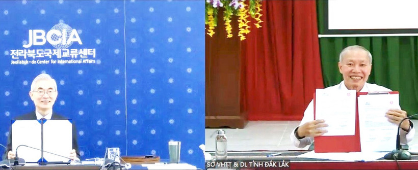 Lãnh đạo Sở Văn hóa, Thể thao và Du lịch tỉnh Đắk Lắk và Trung tâm Hợp tác quốc tế tỉnh Jeollabuk (JBCIA), Hàn Quốc ký biên bản ghi nhớ về việc thực hiện dự án “Bảo tồn và phát huy giá trị di sản văn hóa phi vật thể trên địa bàn tỉnh Đắk Lắk” theo hình thức trực tuyến.