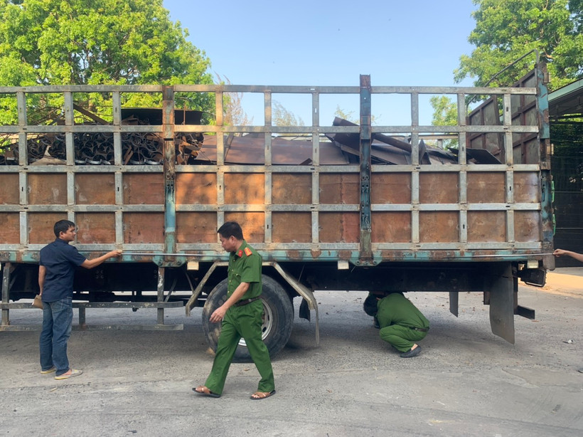Lực lượng công an kiểm tra xe tải gắn két nước trái phép ngay sau cabin xe.