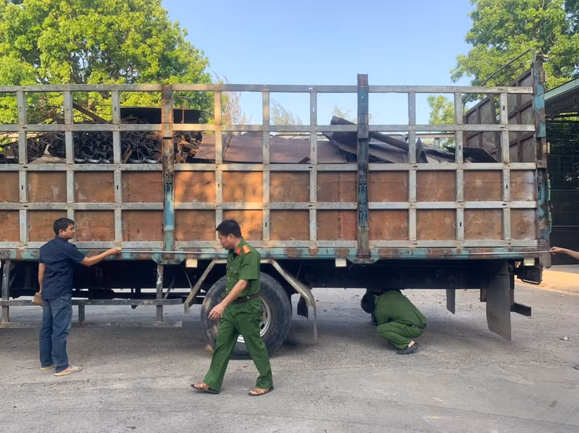 Lực lượng công an kiểm tra xe tải gắn két nước trái phép ngay sau cabin xe.