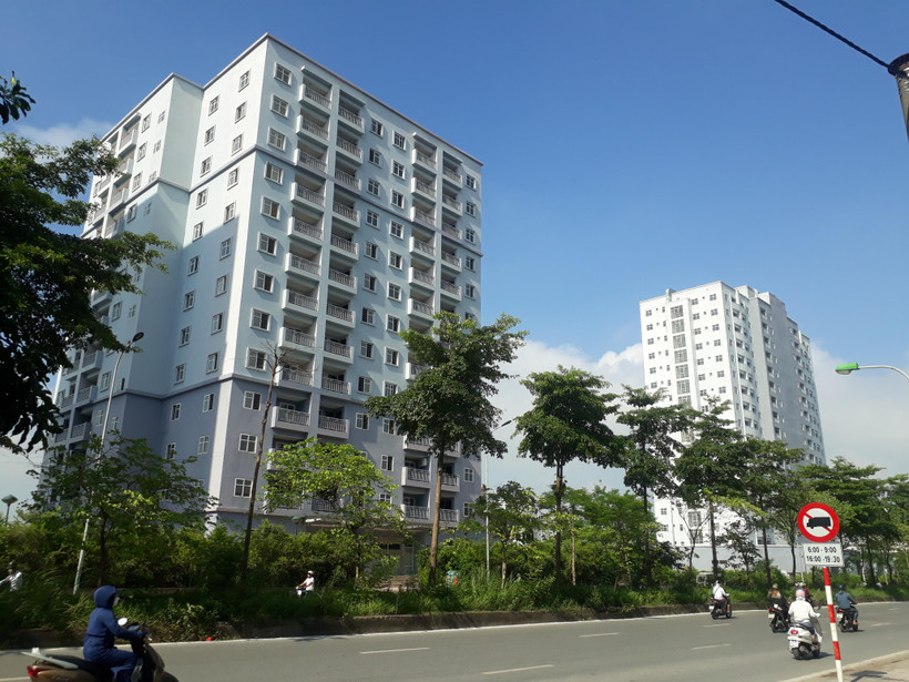 Cụm tòa nhà tái định cư mặt đường Tân Mai xây dựng nhiều năm vẫn chưa có người ở.