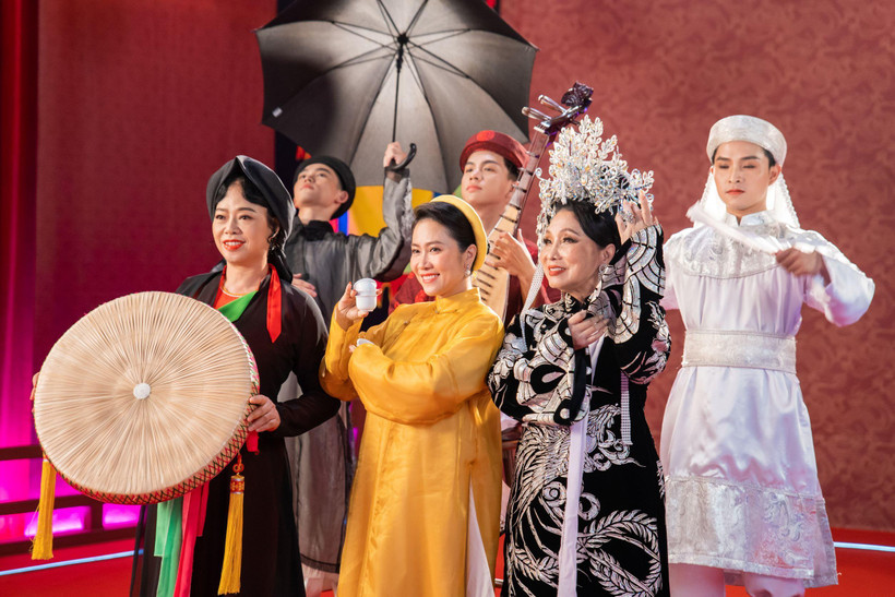 NSND Thúy Hường, NSƯT Vân Khánh và NSND Bạch Tuyết (hàng trước, từ trái sang) cùng các nghệ sĩ trẻ ủng hộ chiến dịch Ngân nga Việt Nam.