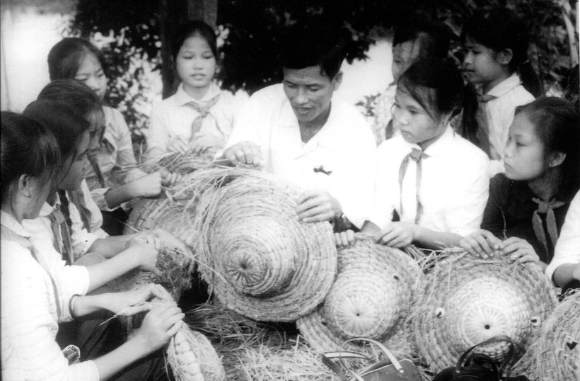 Những ngày ấy, người già, phụ nữ, mấy vạn trẻ em mũ rơm đội đầu rời khỏi thành phố về các làng ven đô và các tỉnh xa, để Hà Nội quyết chiến đấu. Ảnh tư liệu