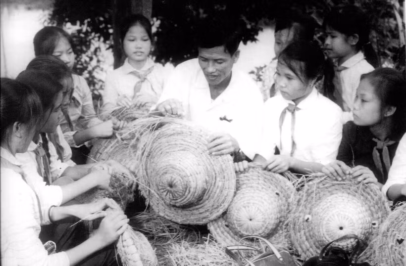 Những ngày ấy, người già, phụ nữ, mấy vạn trẻ em mũ rơm đội đầu rời khỏi thành phố về các làng ven đô và các tỉnh xa, để Hà Nội quyết chiến đấu. Ảnh tư liệu