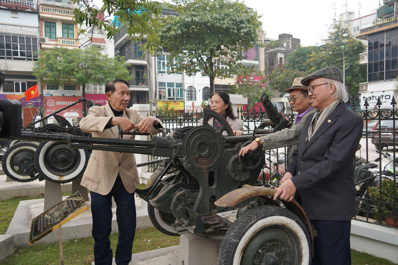 Bà Viễn cùng những người đồng đội năm xưa sống lại một thời hào hùng trong ký ức.