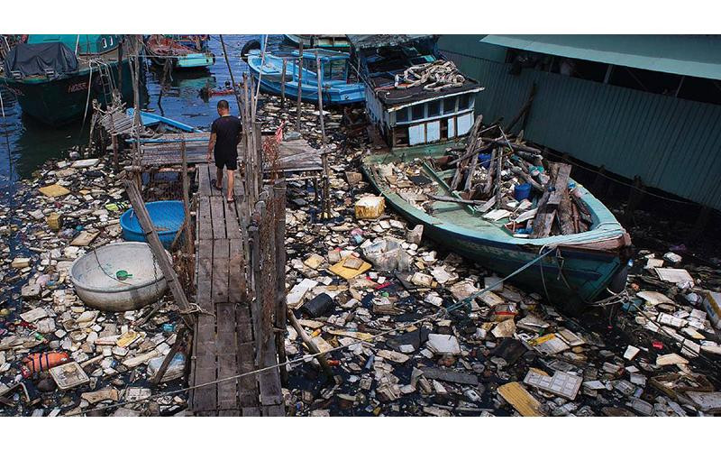 Thực trạng ô nhiễm rác thải nhựa tại bến tàu công viên Bạch Đằng. Ảnh: WWF - VietNam