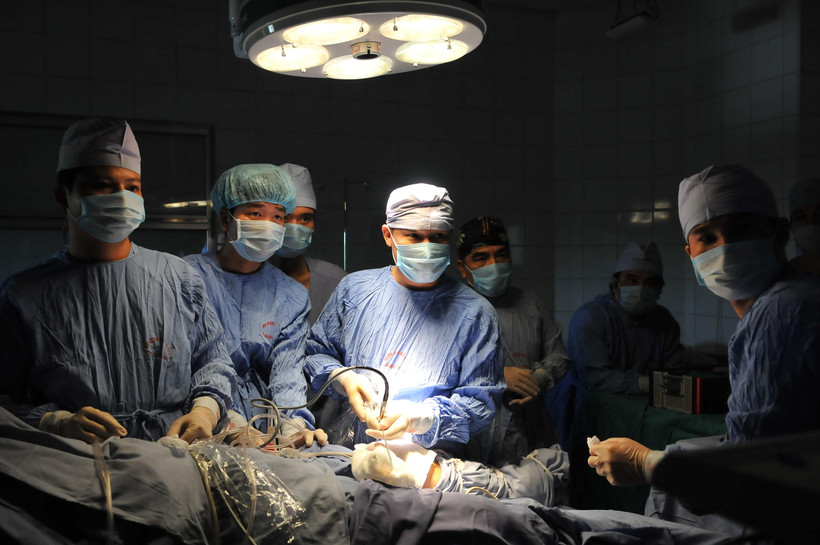 Nhà nước cần nâng lương để giữ chân người giỏi, người có tài. Trong ảnh: Các y, bác sĩ thực hiện một ca phẫu thuật phức tạp tại Bệnh viện đa khoa tỉnh Hòa Bình. Ảnh: Nguyễn Đăng