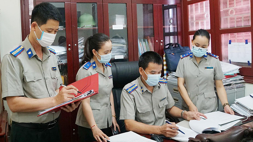 Cán bộ, chấp hành viên Chi cục Thi hành án dân sự huyện Hiệp Hòa (tỉnh Bắc Giang) trao đổi nghiệp vụ giải quyết án. Ảnh: TUỆ AN
