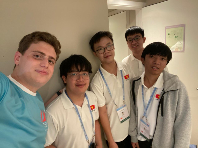 Phạm Việt Hưng (đứng giữa) cùng các thí sinh tham dự Olympic Toán học 2022.