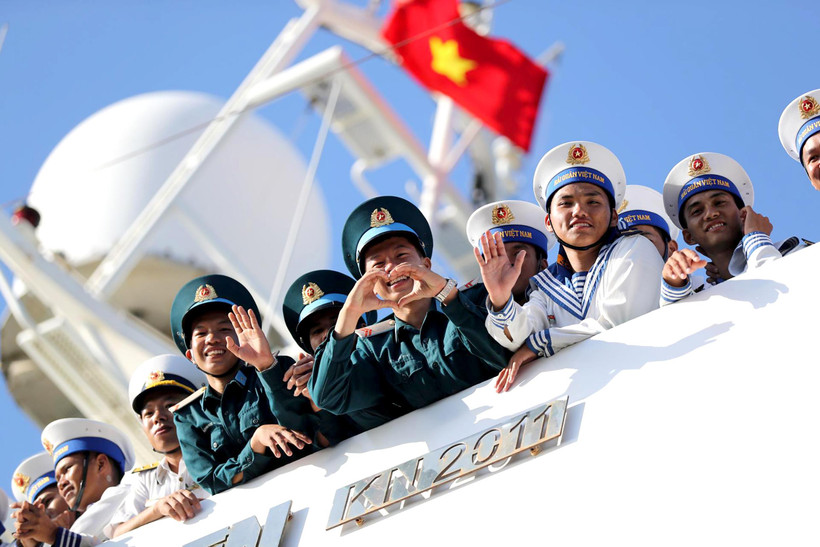 Qua hàng nghìn năm dựng nước và giữ nước, dân tộc Việt Nam đã tích tụ cho mình những phẩm chất, sức mạnh vô song. Trong ảnh: Chiến sĩ trẻ rạng rỡ lên đường bảo vệ biển đảo quê hương. Ảnh: Duy Tiến