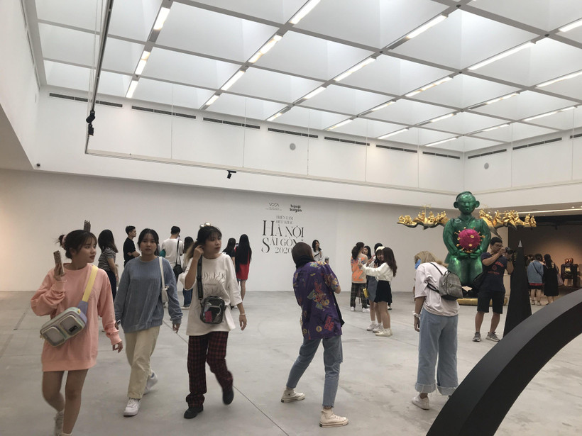 Người trẻ check-in tại Triển lãm Điêu khắc Hà Nội-Sài Gòn 2020. Ảnh: Ngân Hà