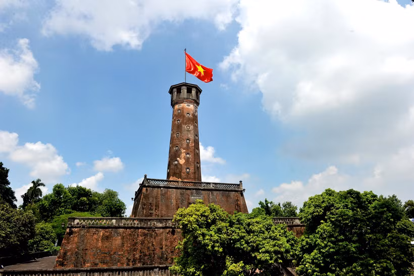 Cách mạng Tháng Tám năm 1945 thành công, lần đầu lá cờ đỏ sao vàng tung bay trên đỉnh Cột cờ Hà Nội, như một mốc son chói lọi. Ảnh: Đăng Khoa