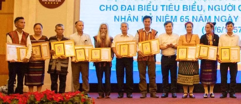 Lãnh đạo tỉnh Quảng Bình tặng quà cho người có uy tín trong đồng bào dân tộc Bru-Vân Kiều.