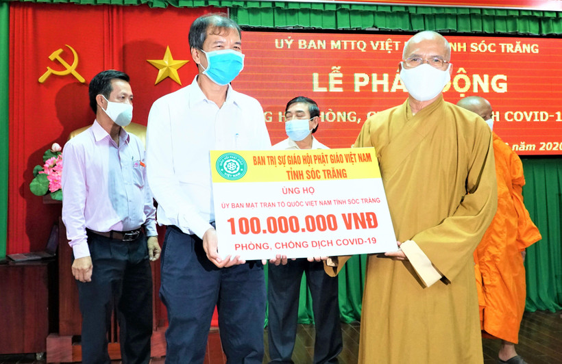 Hòa thượng Thích Minh Hạnh trao 100 triệu đồng do Giáo hội Phật giáo tỉnh Sóc Trăng đóng góp vào Quỹ Phòng, chống dịch Covid-19 tỉnh.