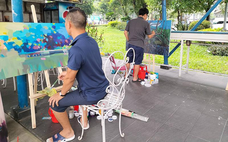 Các họa sĩ sáng tác trên bờ kênh- một hoạt động của Tuần lễ Mỹ thuật trên kênh Nhiêu Lộc (4-9/7). Ảnh: Hương Art Life gallery cung cấp.