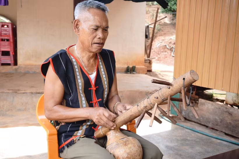 Già A Phênh với cây đàn ting ning.