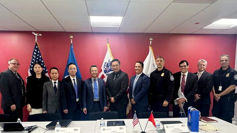 Đoàn công tác Bộ Tài chính chụp ảnh lưu niệm cùng đại diện Cơ quan Hải quan và Bảo vệ Biên giới Hoa Kỳ. (Ảnh: BTC)