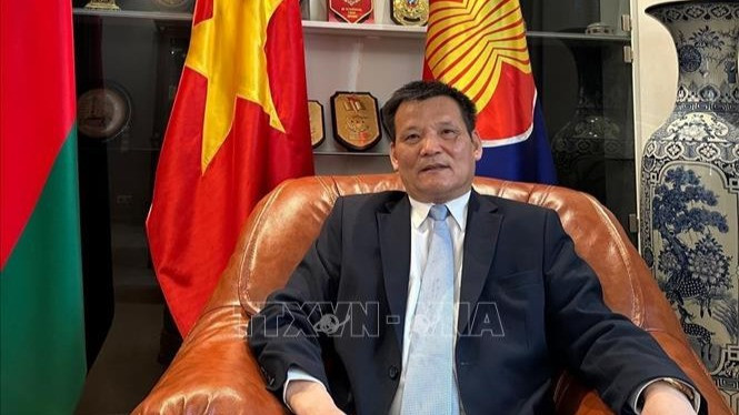 Đại sứ Việt Nam tại Belarus Nguyễn Văn Ngự trả lời phỏng vấn phóng viên TTXVN tại SNG. (Ảnh: TTXVN)