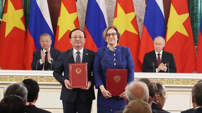 Tổng Bí thư Tô Lâm và Tổng thống Vladimir Putin chứng kiến trao Biên bản ghi nhớ hợp tác giữa Đài Tiếng nói Việt Nam và Cơ quan Ngân sách Nhà nước Liên bang Nga về tổ chức, sản xuất và phổ biến các chương trình âm nhạc, văn hóa và giáo dục "Trung tâm phát thanh và truyền hình âm nhạc nhà nước Nga". (Ảnh: Thống Nhất/TTXVN)