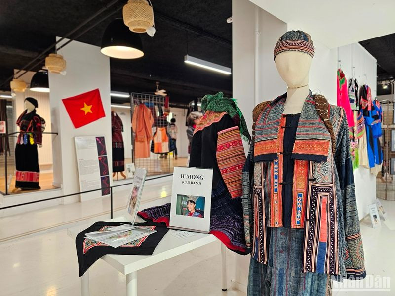 60 bộ trang phục, cùng rất nhiều hình ảnh, trang sức và phụ kiện độc đáo đậm chất dân gian, truyền thống được trưng bày tại triển lãm. (Ảnh: MINH DUY)