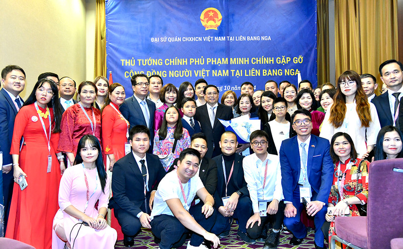 Thủ tướng Phạm Minh Chính với bà con cộng đồng người Việt Nam ở Liên bang Nga. (Ảnh: Thanh Giang)