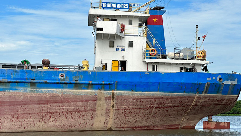 Chiếc tàu gây ra sự cố đứt dây điện trung thế, đứt cáp quang mạng Viettel, mạng VNPT.