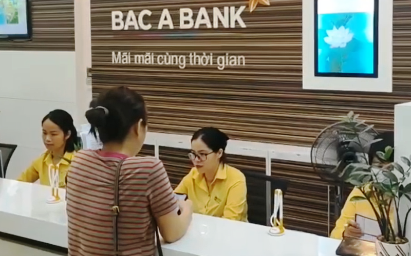 Công dân đến giao dịch tại Ngân hàng thương mại cổ phần Bắc Á.
