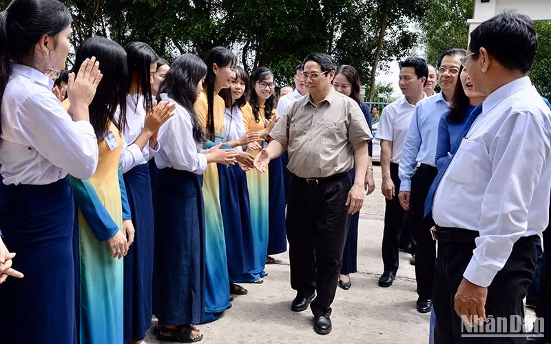 Thủ tướng Phạm Minh Chính thăm Trường phổ thông dân tộc nội trú THPT An Giang.