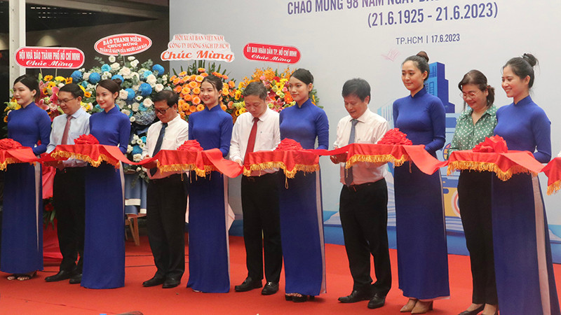 Các đại biểu thực hiện nghi thức khai mạc “Tuần lễ Sách của Người làm báo”.