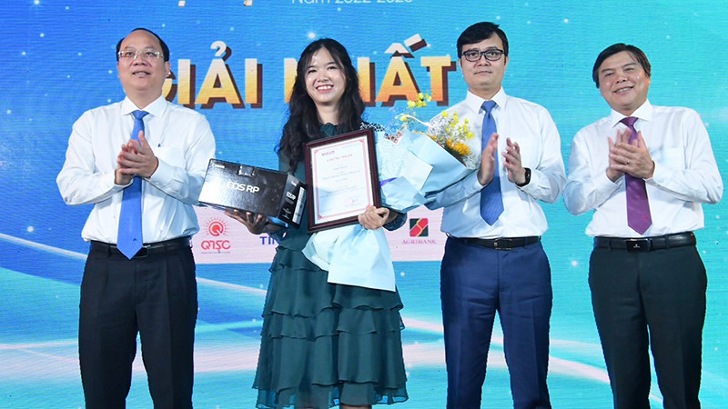 Ban Biên tập Báo Sài Gòn Giải Phóng trao giải Nhất cho các tác giả đạt giải “Tỏa sáng giá trị Việt” năm 2022-2023.