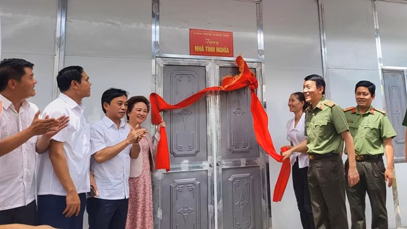 Đại diện Bộ Công an, tỉnh Hà Tĩnh và đơn vị đồng hành thực hiện lễ khánh thành nhà mới.