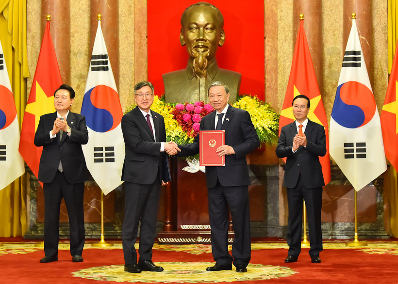 Chủ tịch nước Võ Văn Thưởng và Tổng thống Đại Hàn Dân Quốc Yoon Suk Yeo chứng kiến lễ trao đổi văn kiện giữa Bộ trưởng Công an Tô Lâm và Tư lệnh Cơ quan Cảnh sát Biển Hàn Quốc Kim Jong-Wook về hợp tác giữa Bộ Công an nước Cộng hòa xã hội chủ nghĩa Việt Nam và Cơ quan Cảnh sát Biển Đại Hàn Dân Quốc.