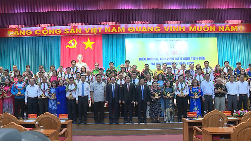 Tuyên dương, khen thưởng những cá nhân tiêu biểu điển hình tiên tiến năm 2022.
