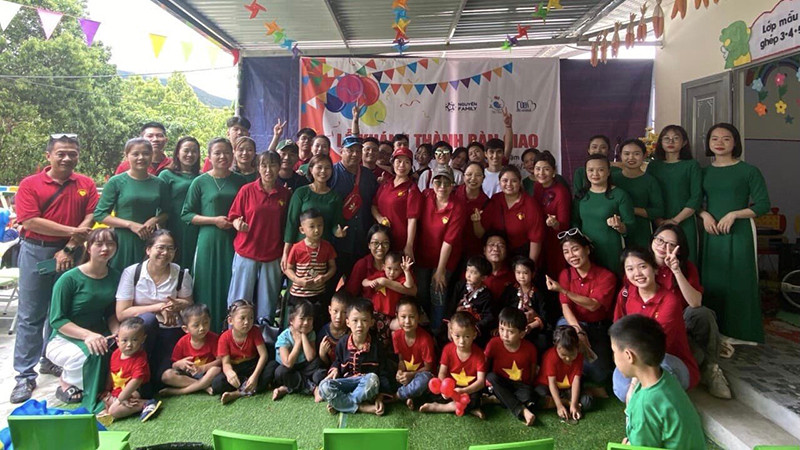 Các nghệ sĩ và các em nhỏ tại điểm trường Liên Sưu.