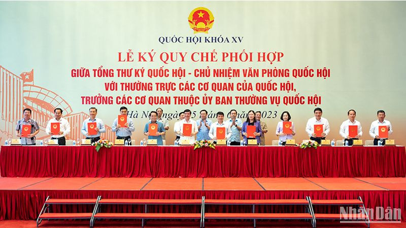 Lễ ký kết quy chế phối hợp giữa Tổng Thư ký, Chủ nhiệm Văn phòng Quốc hội với Thường trực các cơ quan của Quốc hội, Trưởng các cơ quan thuộc Ủy ban Thường vụ Quốc hội. (Ảnh: Duy Linh)