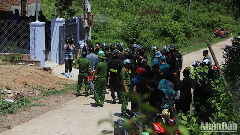 Lực lượng chức năng phong tỏa hiện trường, điều tra vụ việc.