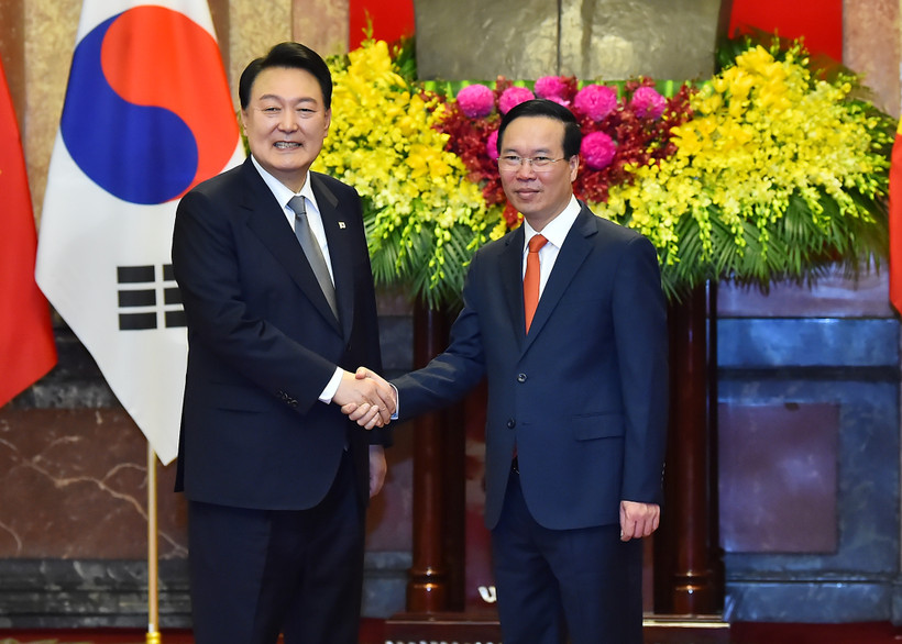 Chủ tịch nước Võ Văn Thưởng và Tổng thống Đại Hàn Dân Quốc Yoon Suk Yeol tại lễ đón.
