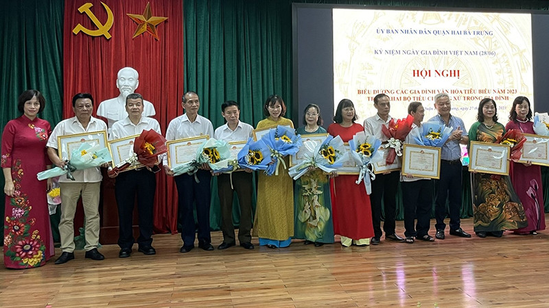 Lãnh đạo quận Hai Bà Trưng tặng Bằng khen các gia đình văn hóa tiêu biểu. 