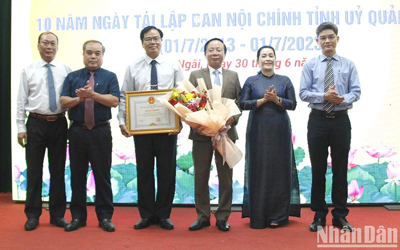 Lãnh đạo tỉnh Quảng Ngãi trao Bằng khen của Ủy ban nhân dân tỉnh cho tập thể Ban Nội chính Tỉnh ủy Quảng Ngãi. 