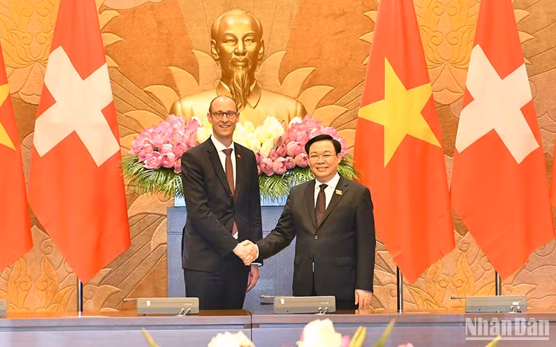 Chủ tịch Quốc hội Vương Đình Huệ với Chủ tịch Hội đồng Quốc gia Thụy Sĩ Martin Candinas.