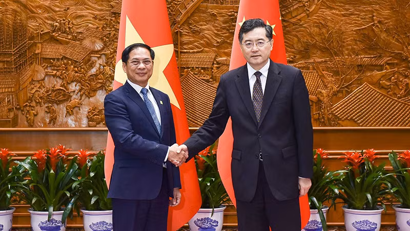 Bộ trưởng Ngoại giao Bùi Thanh Sơn và Ủy viên Quốc vụ, Bộ trưởng Ngoại giao Trung Quốc Tần Cương. (Ảnh: Bộ Ngoại giao)