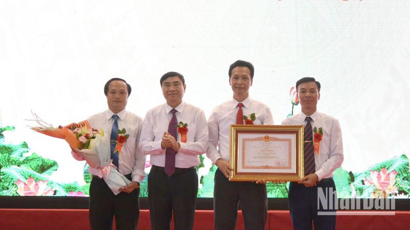 Bí thư Tỉnh ủy Điện Biên chuyển trao Bằng khen của Thủ tướng Chính phủ cho huyện Nậm Pồ.