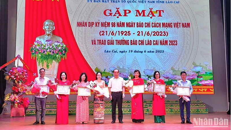 Lãnh đạo Tỉnh ủy Lào Cai trao Bằng khen cho các cá nhân cơ quan báo chí có thành tích xuất sắc trong xây dựng tỉnh Lào Cai, trong đó có Báo Nhân Dân tại địa phương. (Ảnh: QUỐC HỒNG)