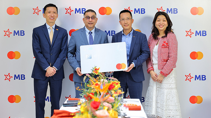 Ông Vũ Thành Trung, Thành viên Ban điều hành MB và ông Safdar Khan, Chủ tịch khu vực Đông Nam Á của Mastercard tại buổi lễ. 